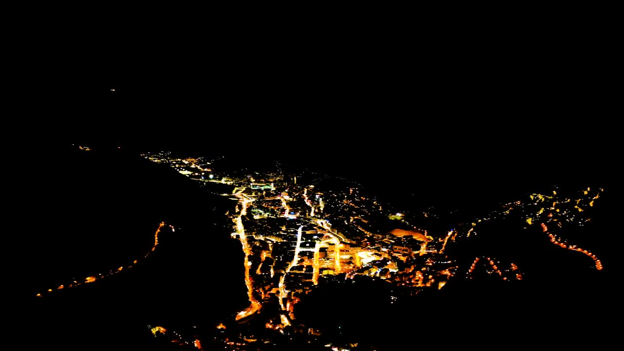 밤에 안도라 시의 공중 하이퍼스