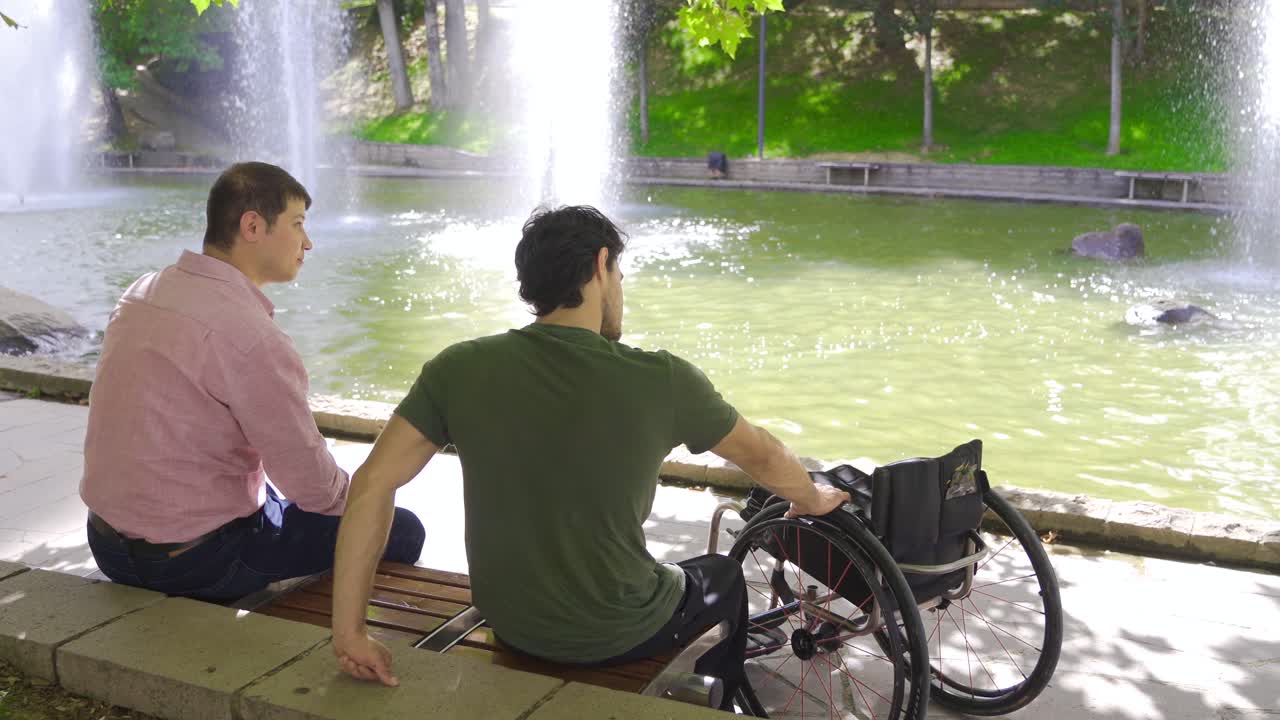 슬픈 장애인 젊은이. 장애인 젊은이가 친구와 채팅하고 있습니다.