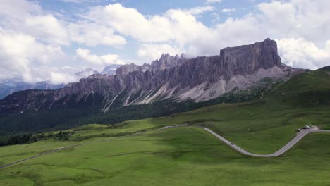 panorama aéreo de la carretera de montaña en passo giau dolomiti, paisaje verde