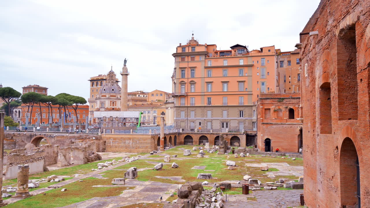 Roma, Italia - 15 Agustus 2022: Pemandangan Forum Romawi yang dikelilingi oleh reruntuhan beberapa bangunan pemerintahan kuno yang penting