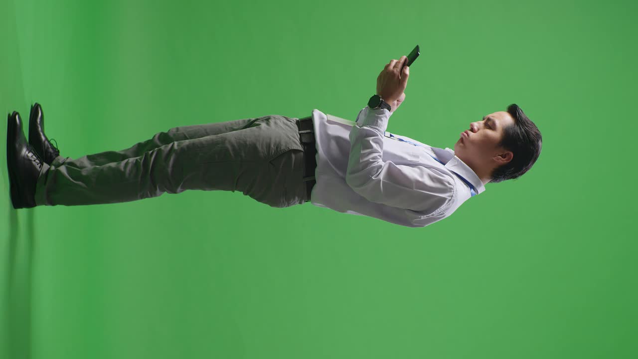 스마트폰을 보는 스트레스를 받은 사업가