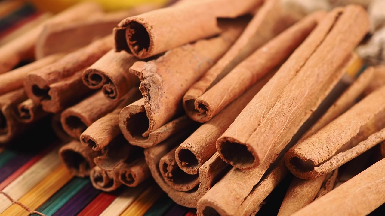 Close-up de Paus de Canela em uma Esteira de Bambu Colorida