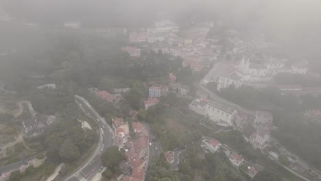 Espectacular-Descenso-Aéreo,-Rompiendo-La-Niebla-Revela-El-Palacio-De-La-Ciudad-Y-El-Paisaje-Urbano-De-Sintra