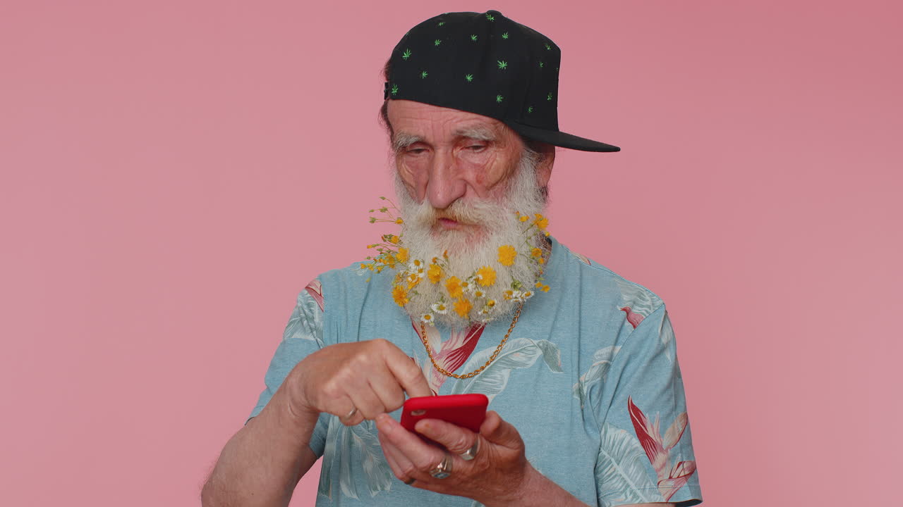 hombre mayor que usa teléfono inteligente muestra pulgares hacia arriba como, retroalimentación positiva, recomienda conexión wifi 5g