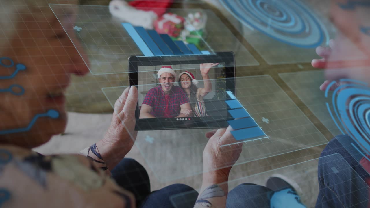 Personas mayores respondiendo a una videollamada festiva en tableta, paneles de RA azules enmarcando gestos, conectando a la familia a través de la tecnología.