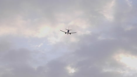 Flugzeug-Fliegt-Am-Himmel-Gegen-Den-Bewölkten-Himmel