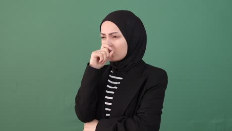 Muslimisches-Mädchen-Hustet