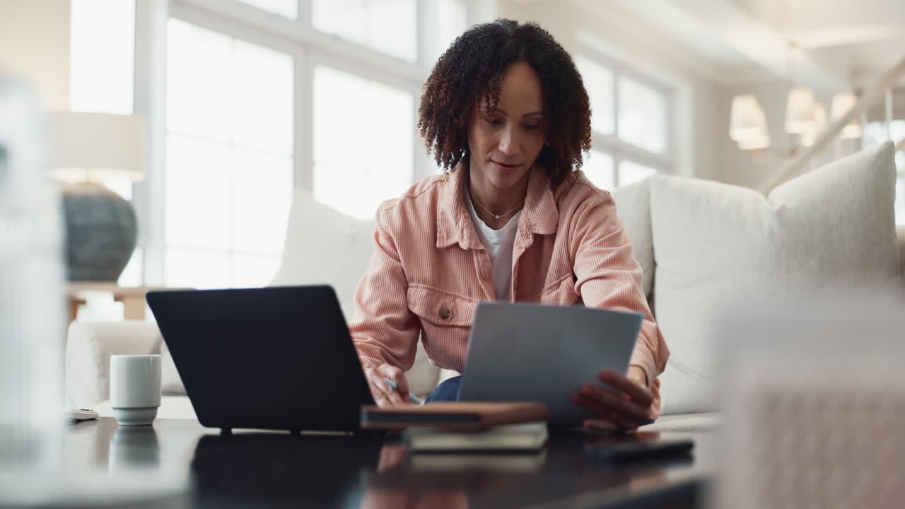 Donna che lavora da casa sul suo laptop