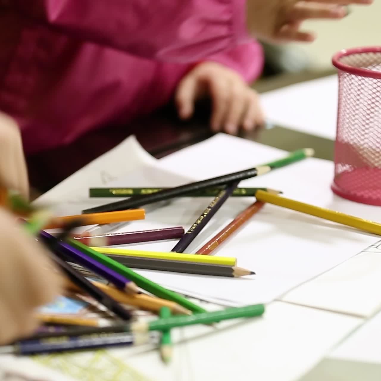 Niños juegan con lápices