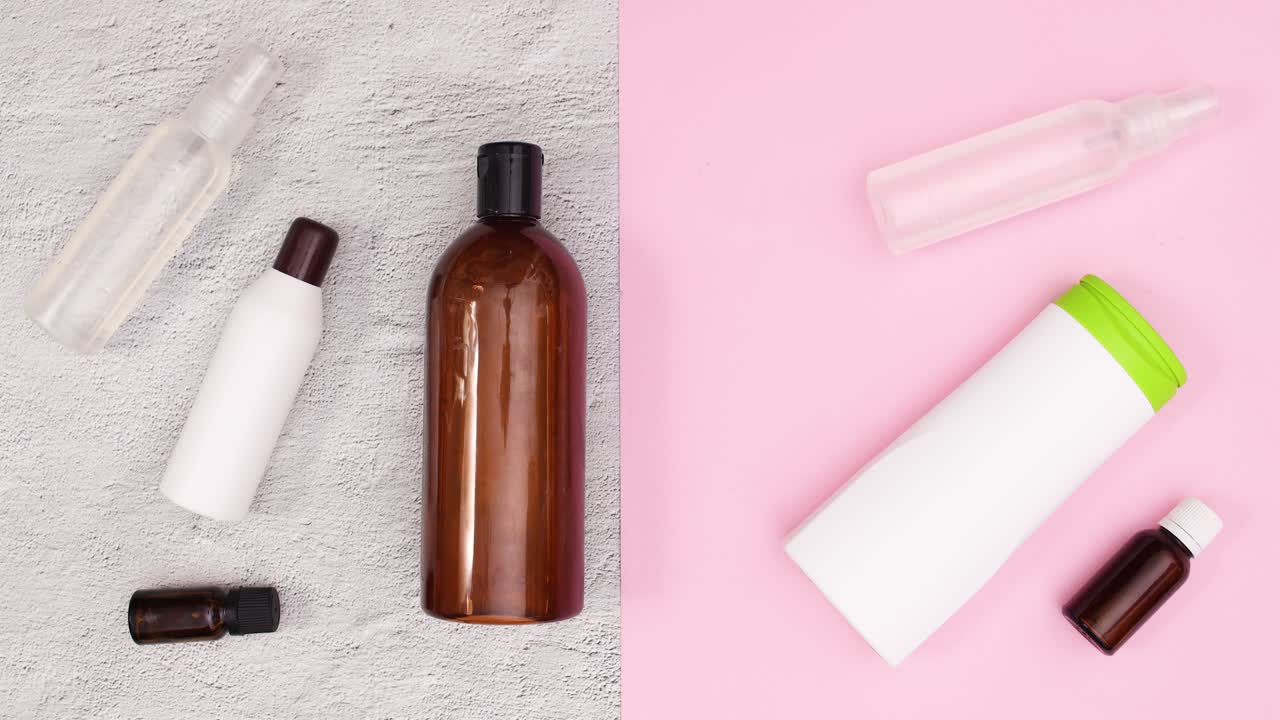 botellas con productos para el cuidado de la piel parpadeando en la mesa.