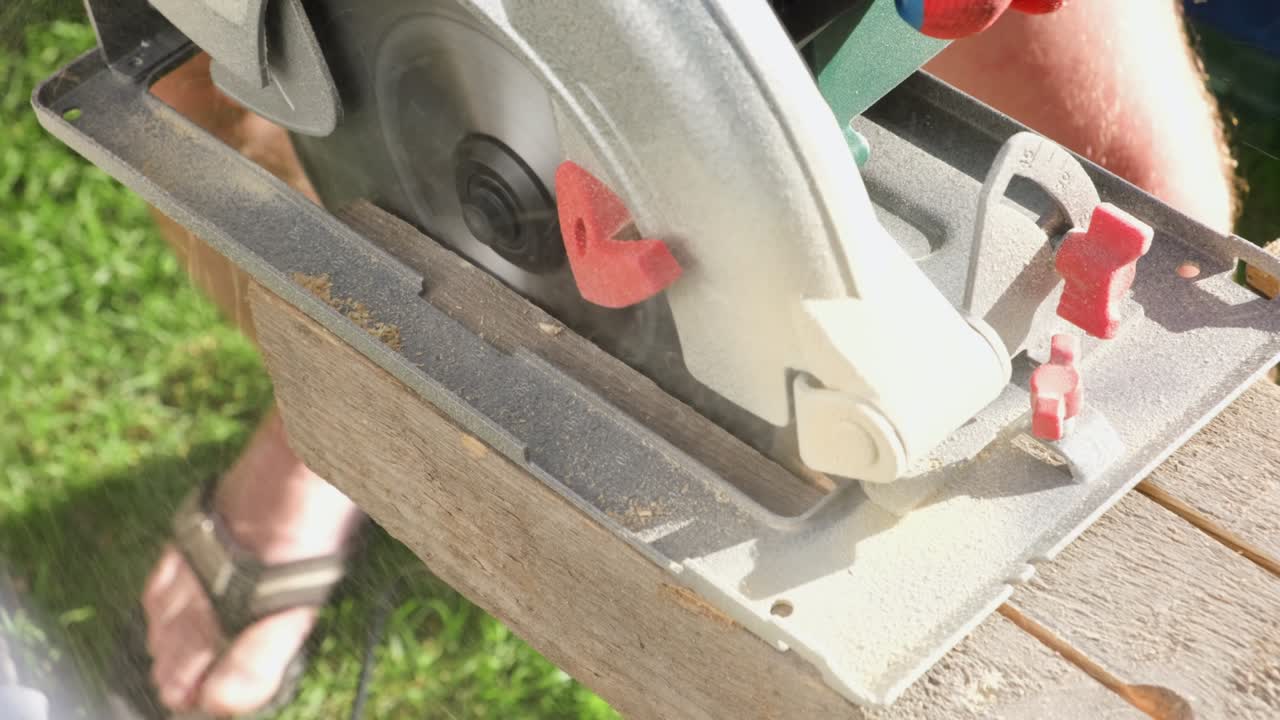 전기  기계 블레이드 및 보드: 나무 가공 기계에서 회전하는 원형 ; 나무 가공 산업; 전기 목재 ; 목조 가구 생산; 4k 비디오