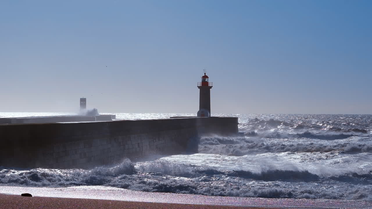 faro en oporto durante el tiempo ventoso con grandes olas