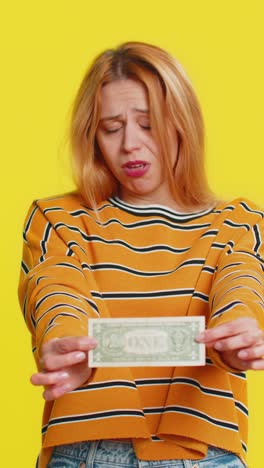 mujer rubia pobre cantidad insuficiente de dinero sosteniendo un billete de un dólar bancarrota pobreza
