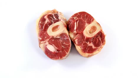 chuletas de carne de res sobre fondo blanco