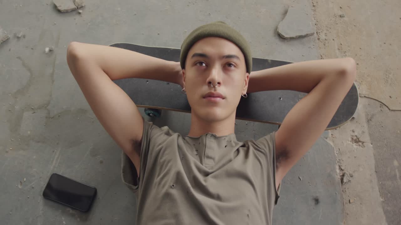 버려진 창고에 있는 멋진 젊은 남자