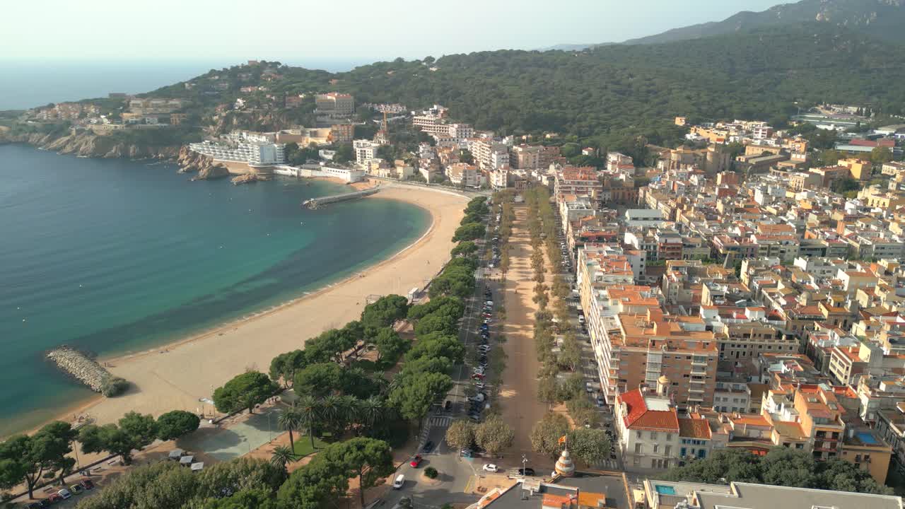 제로나의 코스타 브라바에 있는 산트 펠리우 데 구이솔스 공중 이미지 해안 산책로 오래된 건물