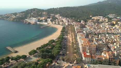 sant feliu de guíxols en la costa brava de gerona imágenes aéreas paseo marítimo edificios antiguos