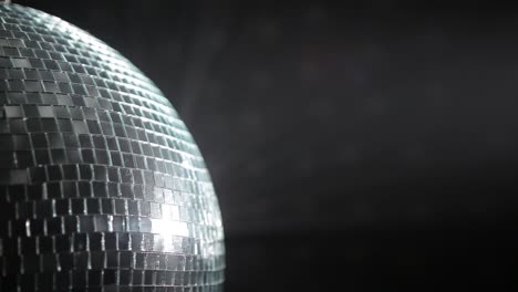 bola de discoteca en la oscuridad