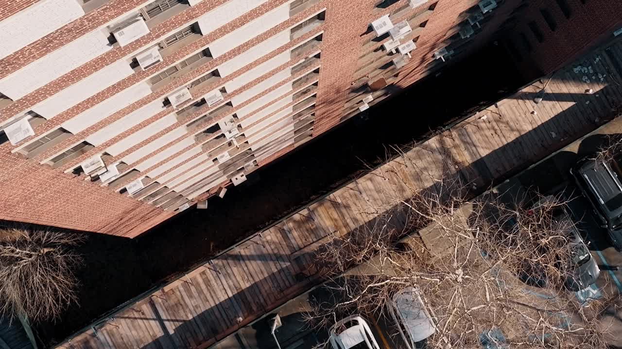Vista di un edificio in mattoni e area di parcheggio a New York