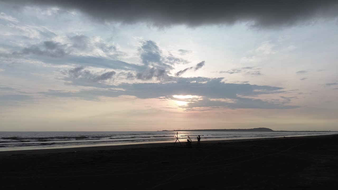 젊은이들이 해변에 가면 삶이 시작되고 휴식이 도착합니다.