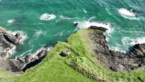 Costa-De-Irlanda-Drone-Antiguo-Edificio-De-La-Segunda-Guerra-Mundial-En-Lo-Alto-De-Un-Acantilado-En-La-Costa-De-Cobre-De-Waterford-En-Un-Ventoso-Día-De-Verano