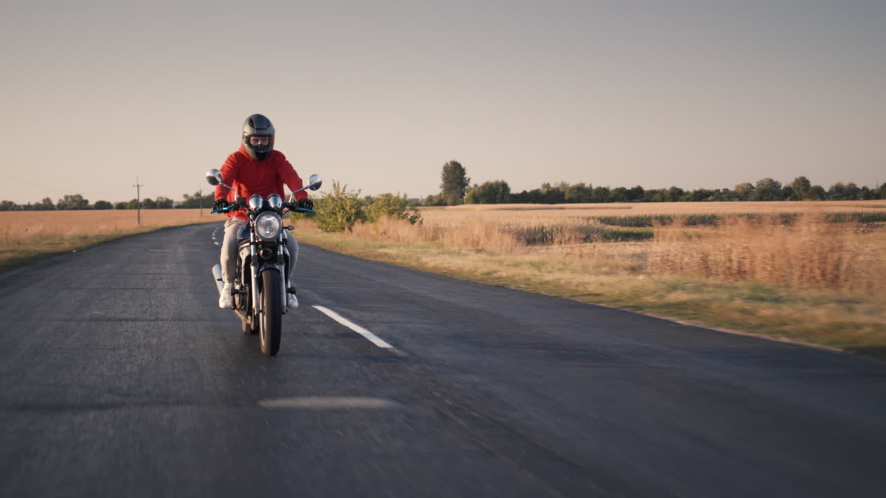 오토바이를 타고 옥수수밭을 달리는 청년 4