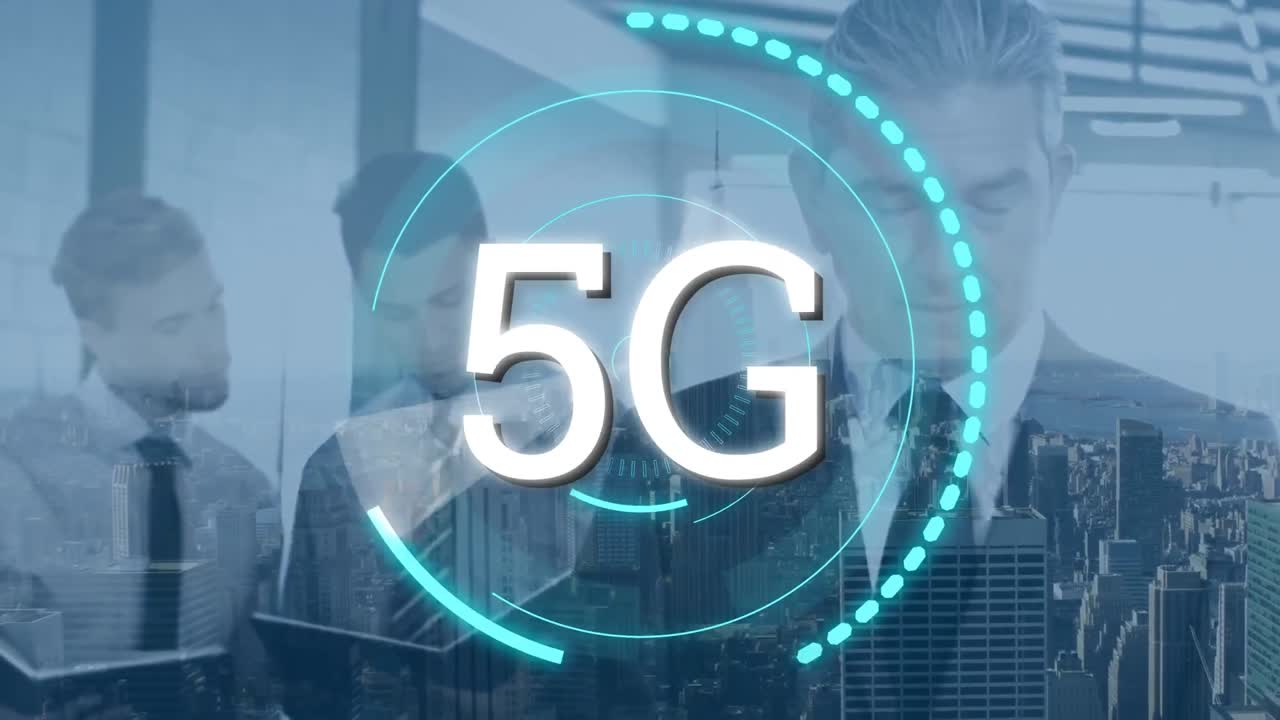 uomini d'affari in un ufficio e 5g scritto nel mezzo di un cerchio futuristico