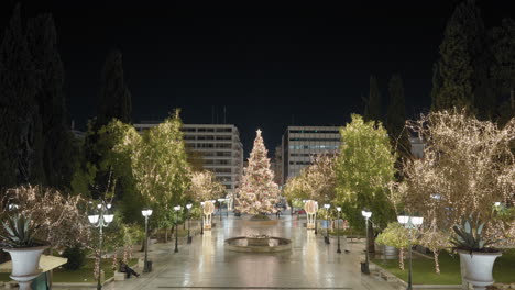 Beleuchteter-Weihnachtsbaum-Auf-Dem-Syntagma-platz-Während-Der-Nachtzeit