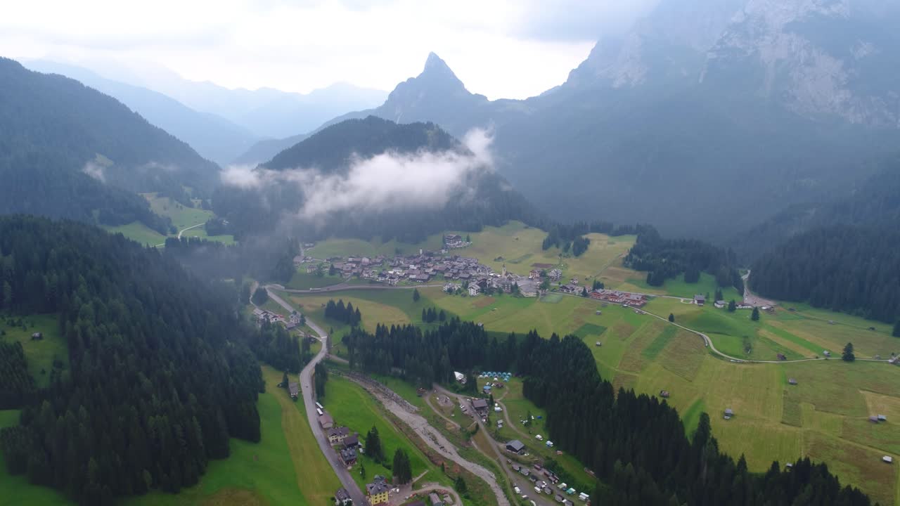 sappada, italia, esquina noreste de los alpes dolomitas. vuelos aéreos de drones fpv.