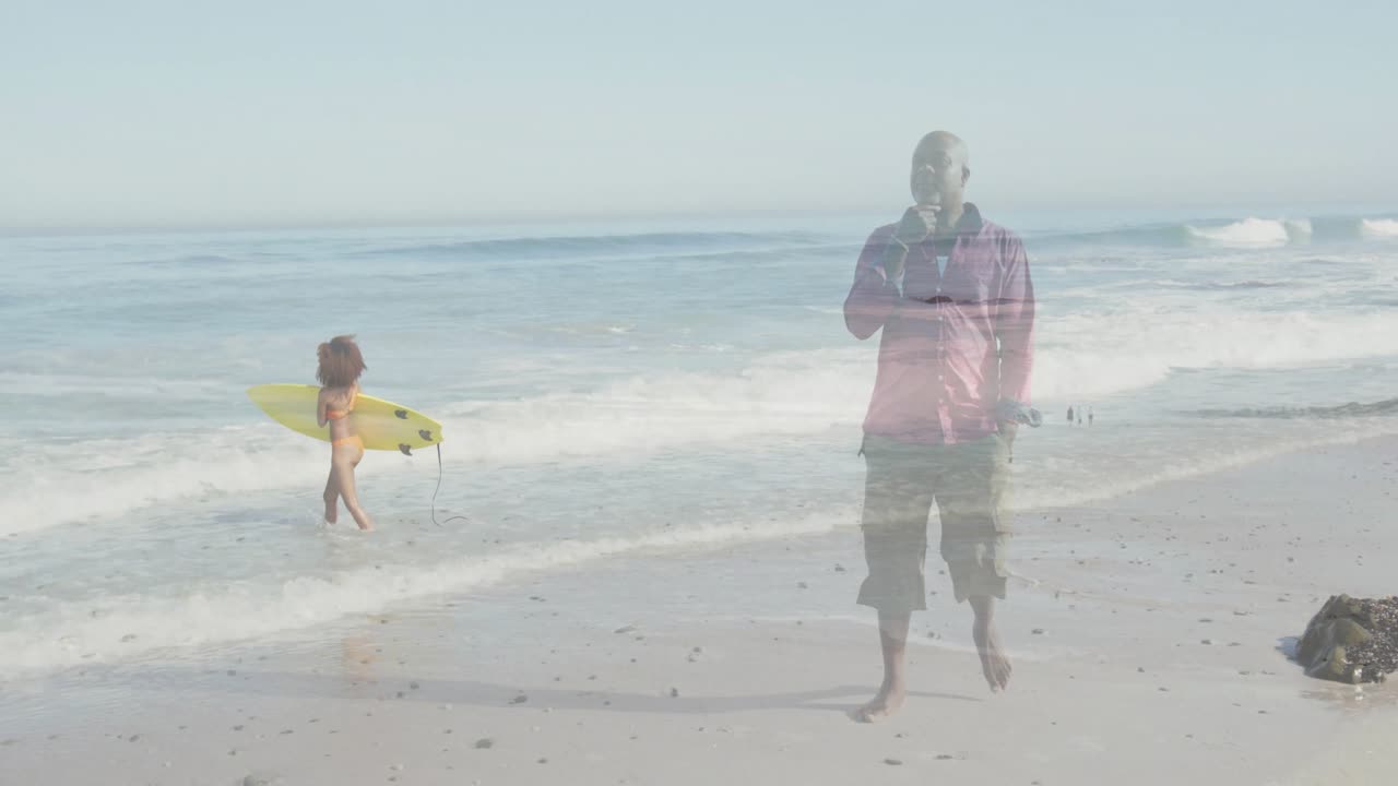 Repórter falando ao microfone para as notícias, surfista segurando prancha de surfe e entrando nas ondas na praia