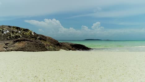 playa de 4k con roca hermosa isla en la vista superior, fotografía de paisajes marinos por avión no tripulado.