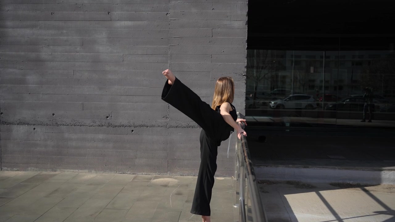 Pose di danza mozzafiato ed eleganti splendidamente contrastate con l'architettura moderna.