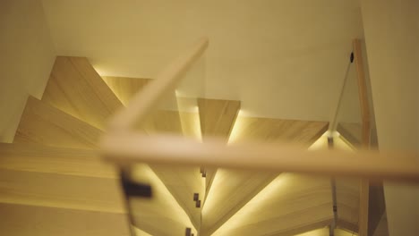 interior de hogar minimalista elegante y elegante con líneas limpias, colores neutrales e iluminación ambiental cálida, creando un ambiente acogedor y moderno.