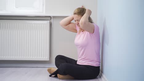 una mujer que tiene un colapso nervioso en casa está gritando.
