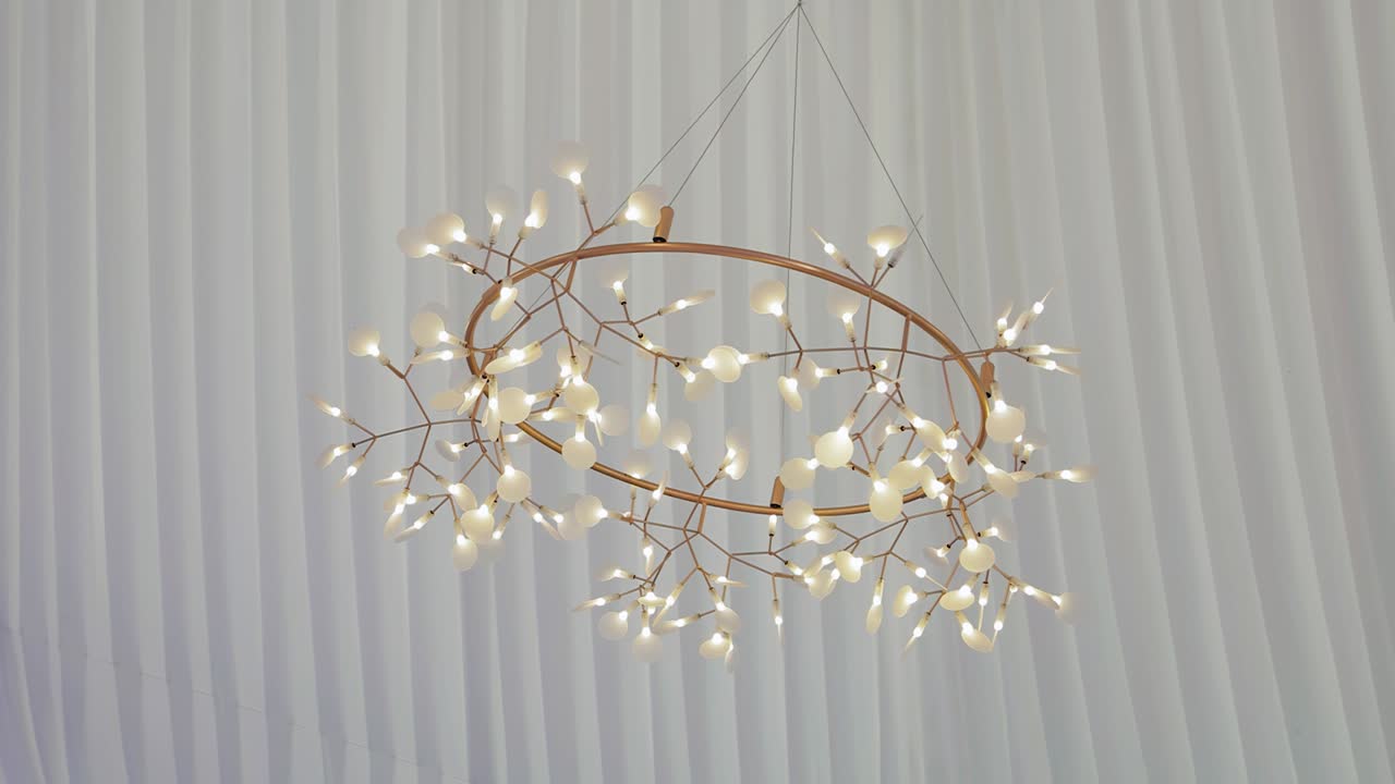 넓은 방에 멋진 장식 목조 들리어. 일반 계획