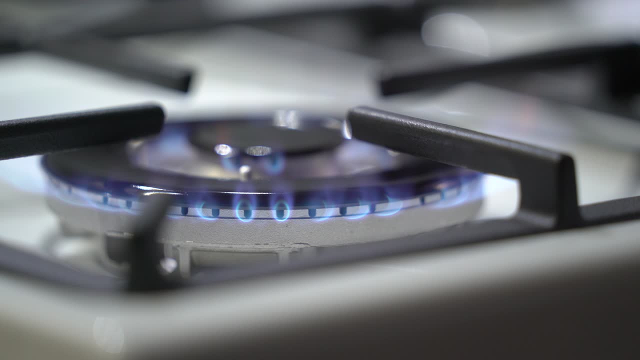 가스 스토브 버너 클로즈업 - 불타는 파란 가스