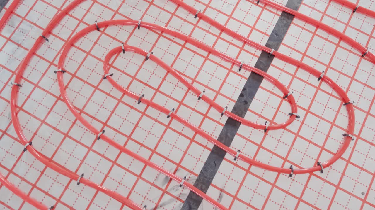 instalación de tuberías de calefacción por suelo para la calefacción de agua. sistemas de caleficación. tuberías para un piso aislado térmicamente.