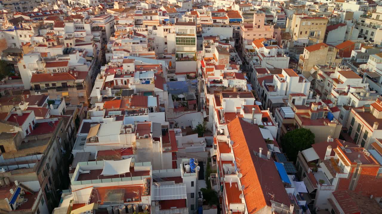 Çatılı Yoğun Bir Akdeniz Kıyı Kasabasının Kuşbakışı Görünümü