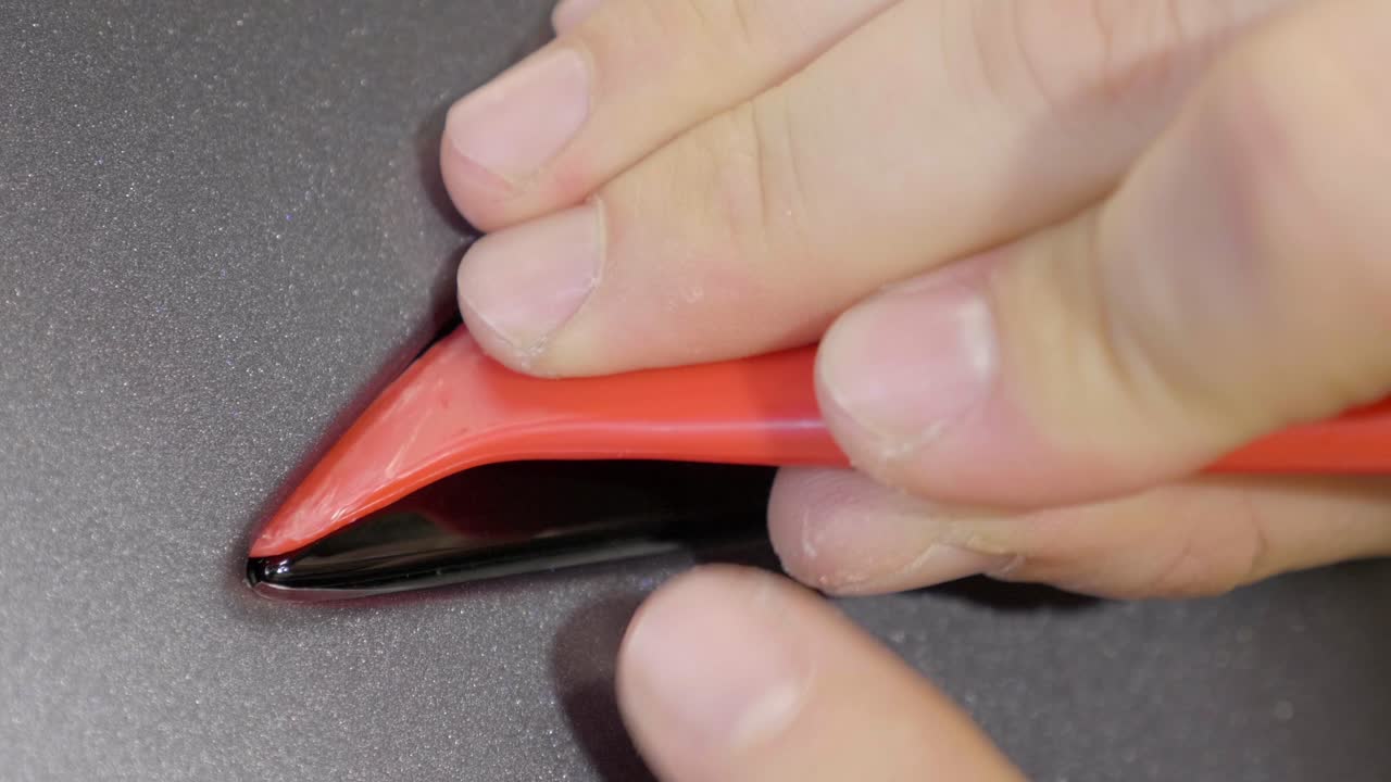 herramienta de plástico que aplica la película de protección de pintura del automóvil en una costura pequeña cu