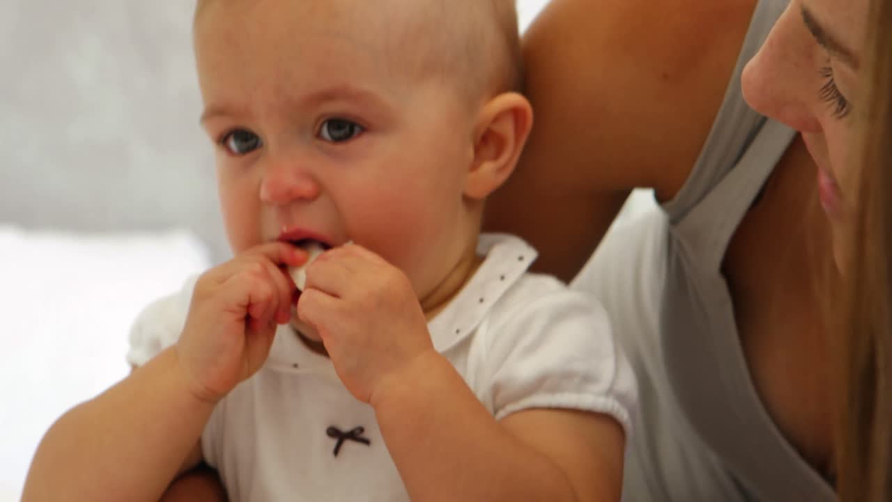 아기 딸 의 발가락 을 만지는 어머니