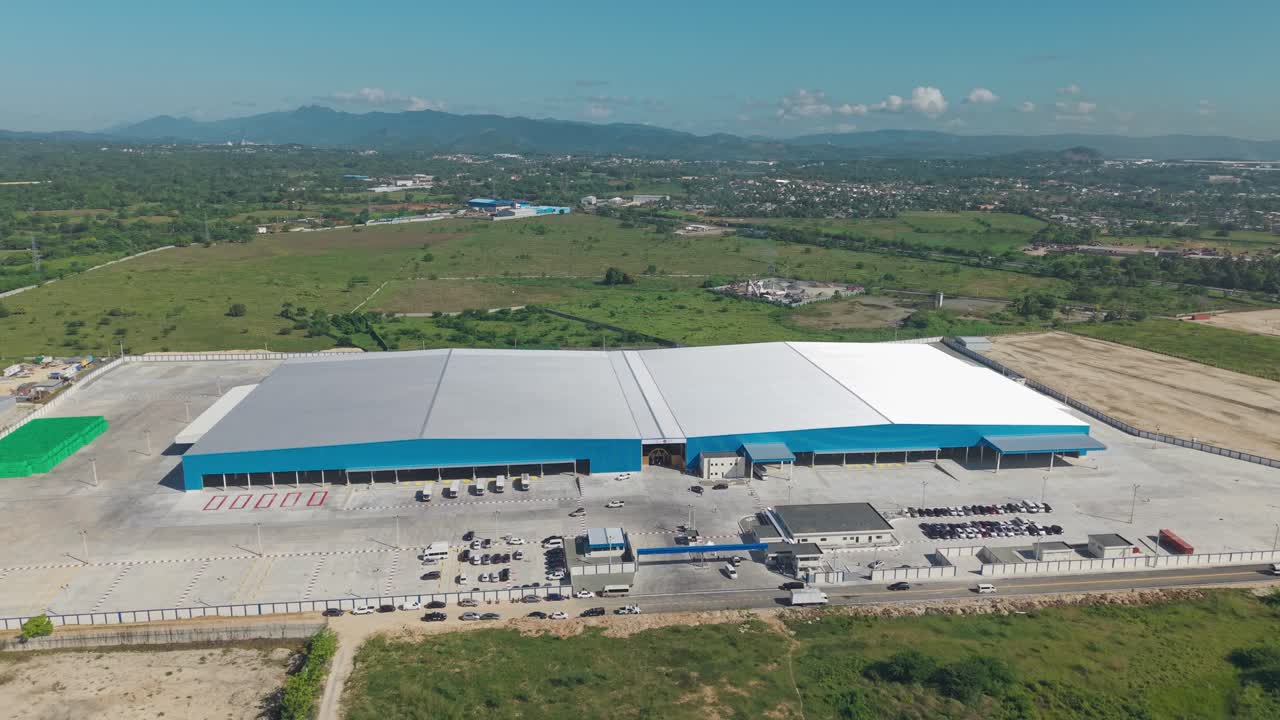 Hub logistico di Cervecería Nacional Dominicana, fabbrica di birra nella Repubblica Dominicana. Ripresa aerea all'indietro