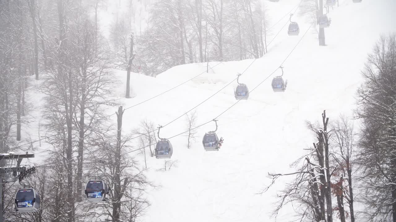 케이블카가 있는 눈 인 스키 리조트