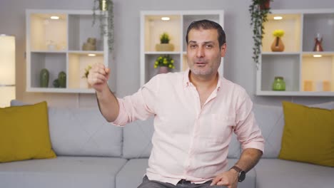 el hombre que promueve está señalando hacia el lado y riéndose.