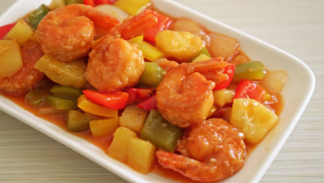 salteado agridulce con camarones fritos en el plato - estilo de comida asiática