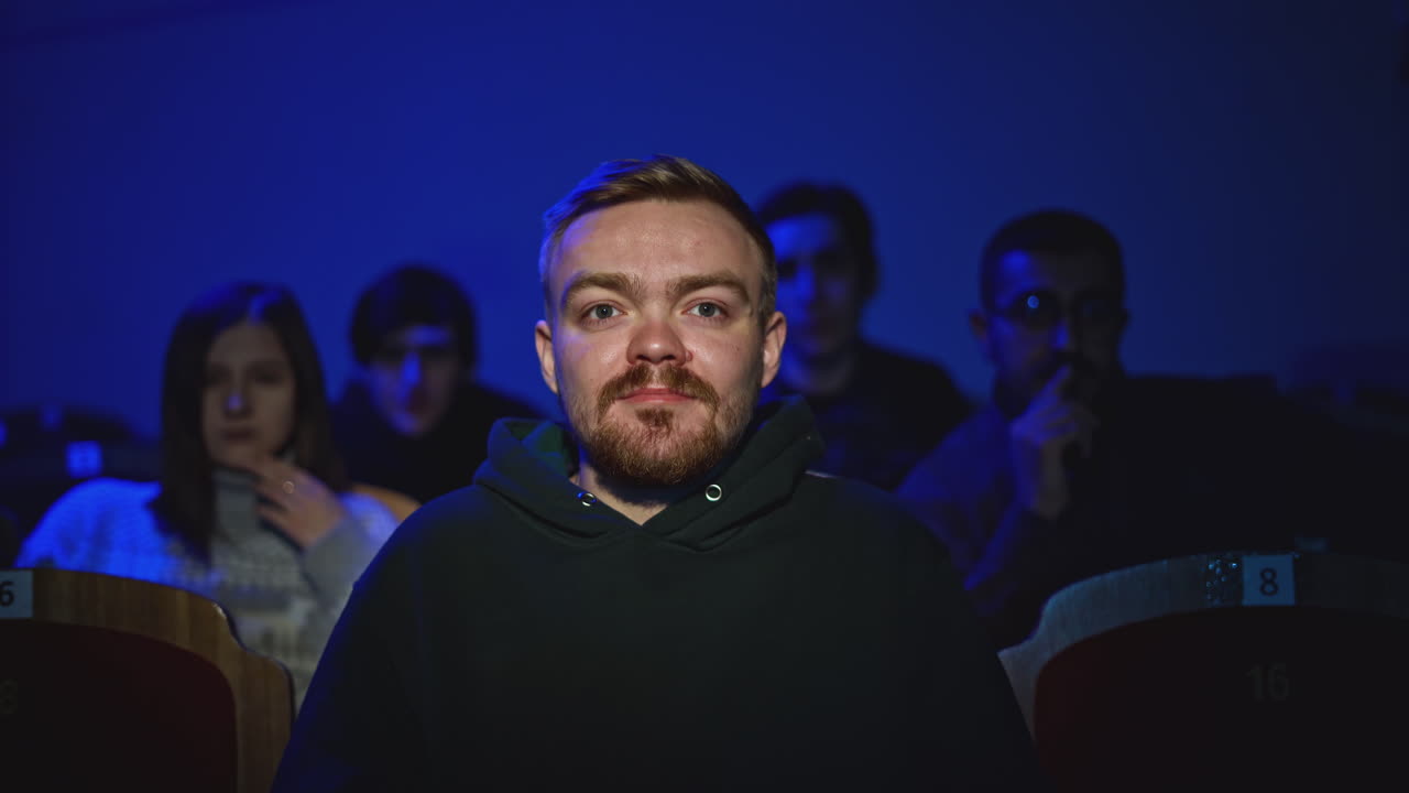 영화관 에서 영화 를 보는 사람 들