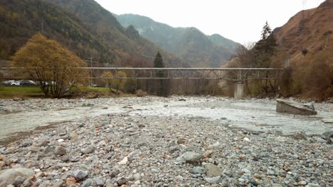 Paisaje-Del-Río-Serio-Que-Fluye-A-Lo-Largo-Del-Valle-Seriana,-Día-Nublado,-Bergamo