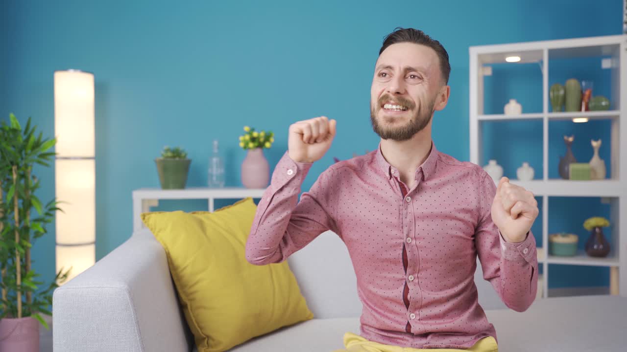 hombre feliz y alegre bailando y soñando en casa.