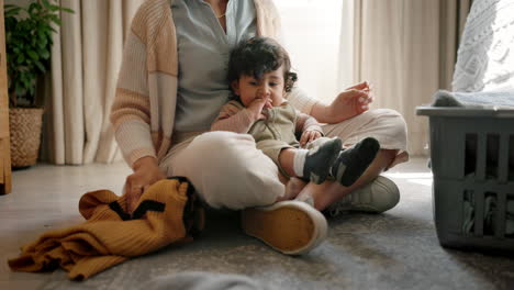 Familie,-Putzen-Und-Wäschefalten-Im-Schlafzimmer