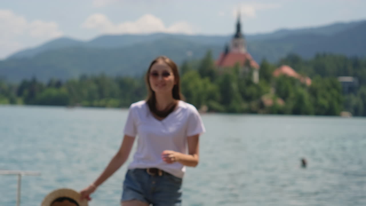 호수 의 휴가에 있는 여자