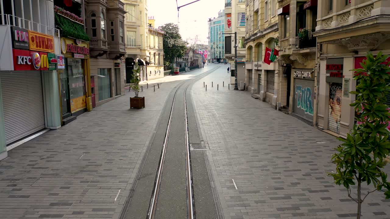 taksim beyoglu, 'stiklal avenue, 프랑스의 터키 연구소는 이스탄불에서 드론을 가지고 있습니다. 사람들이 없습니다, covid-19 팬데 통행 금지, istiklal 거리.